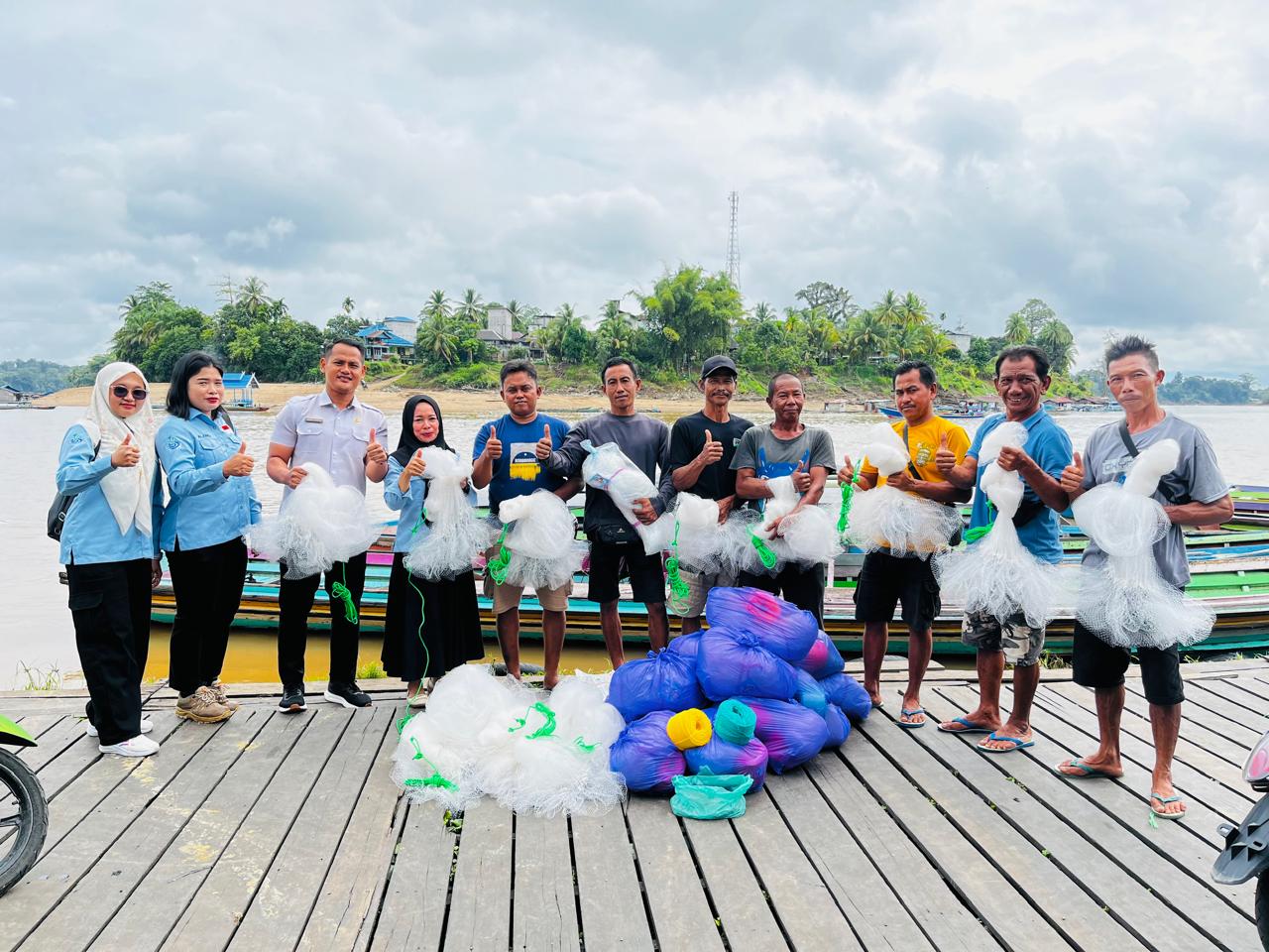 Foto Memberikan bantuan berupa Lunta dan Rawai kepada warga